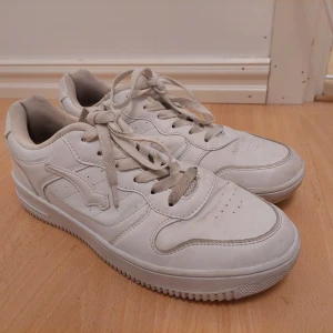 Sneakers  - Vita Sneakers bagheera. Jättefint skick! Endast använda några gånger. Pris kan diskuteras. Är unisex. Är typ storlek 37
