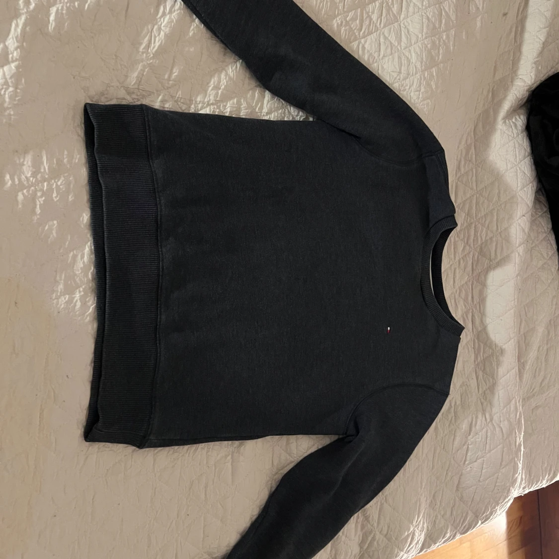 Mörkgrå tröja från Tommy Hilfiger