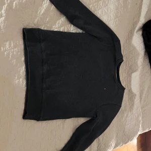 Mörkgrå tröja från Tommy Hilfiger - Säljer en snygg mörkgrå tröja från Tommy Hilfiger i storlek 152. Tröjan är i mycket bra skick och har en liten logga på bröstet. Perfekt för höst och vinter med sin bekväma passform och långa ärmar. Passar både till vardags och lite finare tillfällen. Pris kan diskuteras