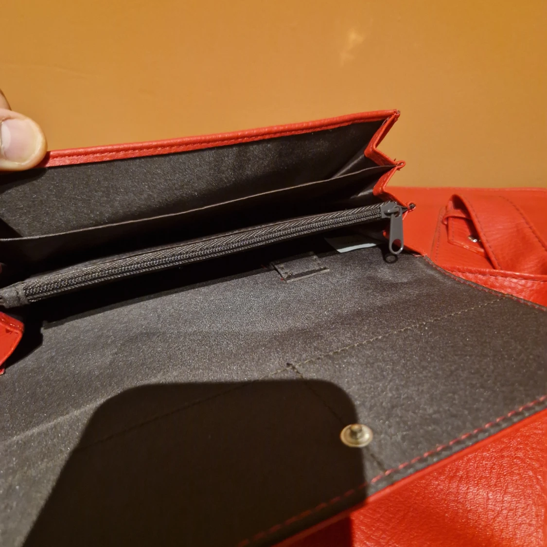 Röd axelväska från Daniel Hechter + Plånbok! Oanvänd! - 93