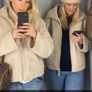 Beige teddyjacka - Säljer en supermysig beige teddyjacka med dragkedja. Perfekt för höst och vinter, håller dig varm och stilren. Den är från hm!! 