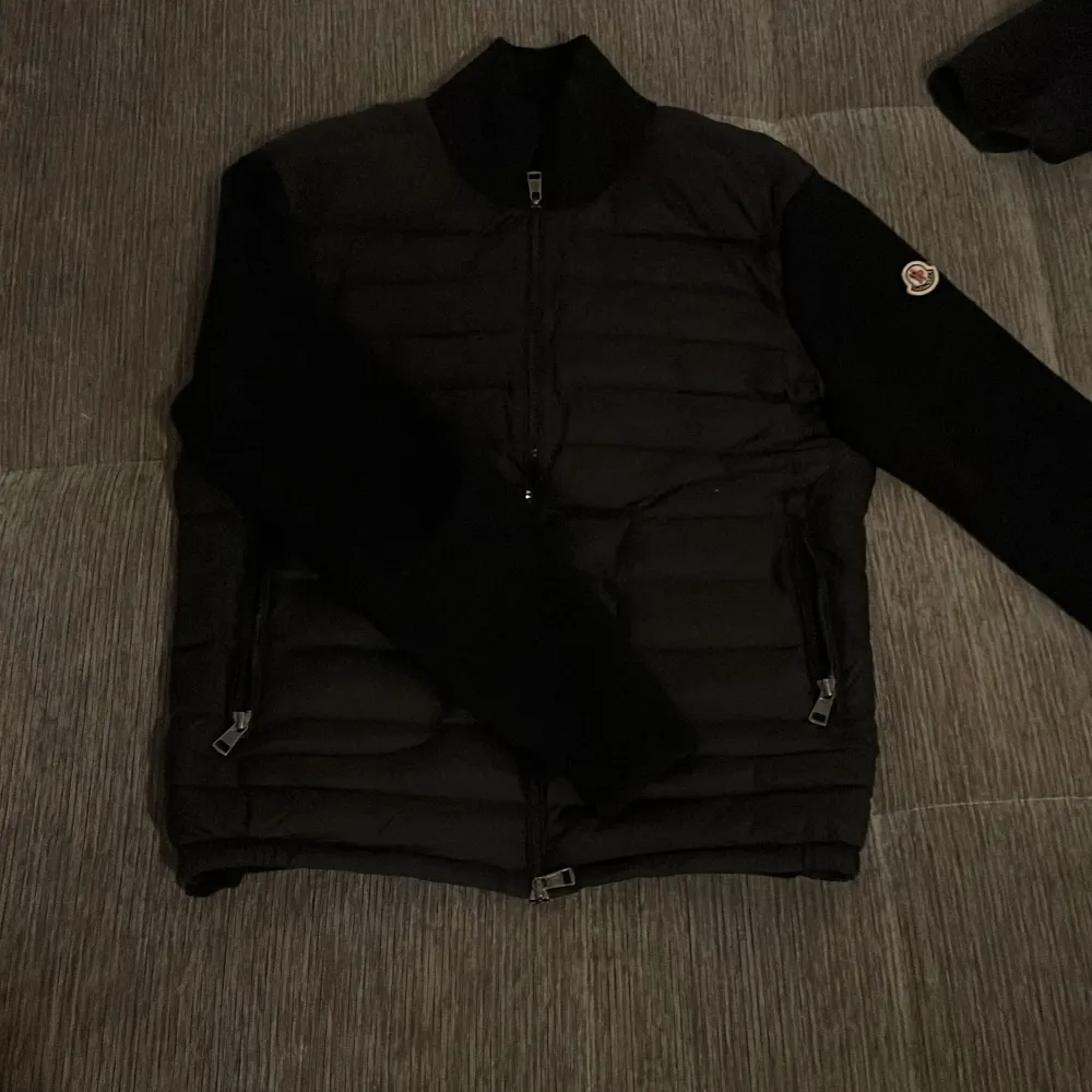 Super skön Moncler cardigan nu när de börja bli lite kallare men fortfarande för varmt för jacka!😁Har använt i ca 1 månad, men fick store brorsans gamla så denna behövs ej längre!✌🏻|  Cardiganen är i storlek M så passar om man är från ca 173-185! | Bara att höra av sig vid intresse eller frågor! Priset kan sänkas vid snabb affär!👍🏼✌🏻. Jackor.