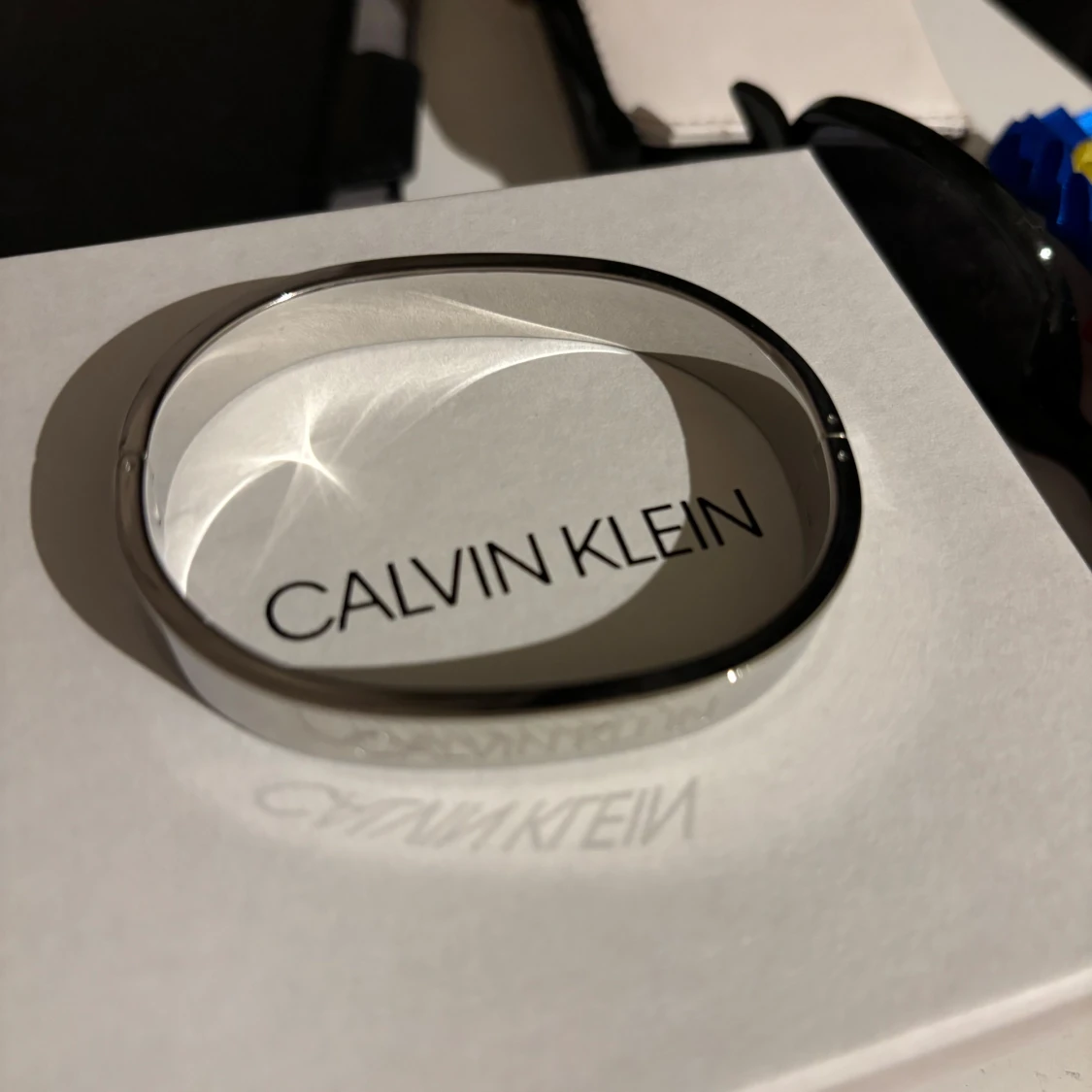 Silverfärgat Calvin Klein armband - 90