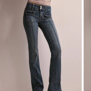 Blå bootcut jeans - Snygga blå bootcut jeans i mycket bra skick. De har en lågmidjad passform med knappar och dragkedja framtill 🌸