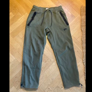 Nike Tech - Tja! Säljer nu mina Olivgröna Nike Tech byxor med passformen ”straight fit” 🙌🏼 Storleken är M och de är enbart använda 1 gång. Jättesköna byxor som passar prefekt nu till vintern! 🤙🏼Inga defekter eller liknande. Priset är ej hugget i sten så det är bara att skriva vid frågor eller funderingar ✅ Nypris 1400kr!