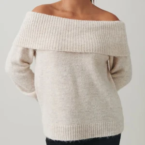 offshoulder tröja  - Superfin beige/vit offshoulder tröja från Gina Tricot i mjukt stickat material. Perfekt för höst och vinter med sin mysiga och stilrena design. Tröjan har långa ärmar och en bred ribbad kant vid axlarna💗Aldrig använd