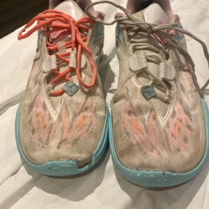 Way of wade 11  - Bästa skröna jag har haft men de är för små för mig nu de är lite slitna men funkar fortfarande perfekt bästa greppet jag nånsin har haft och de är fortfarande de vita  med turkosa och orange detaljer. Skorna har tydliga slitageskador, speciellt vid tårna och hälen. Ena skon har rosa snören medan den andra har vit. Perfekta för den som gillar en unik och sliten look!