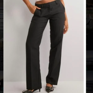 Svarta kostymbyxor - Super snygga populära los waist kostymbyxor strl 36 från Nelly. Aldrig använda, ligger i samma förpackning som kom med posten. Nypris 399 mitt pris 299 köparen står för frakt. Kan även mötas upp i sthlm. 