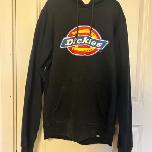 Dickies hoodie  - Storlek XS Använd men i bra skick Något urtvättad 