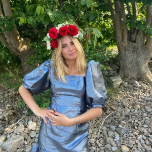 Glittrig blå klänning från By Malina - Säljer en superfin glittrig blå klänning från By Malina i storlek M, den är omsydd hos skräddare för att passa S. En äldre kollektion från By Malina så finns inte att få tag på. Den har puffiga kortärmar och en elegant fyrkantig urringning samt volang nedtill. Använd ett fåtal gånger. 