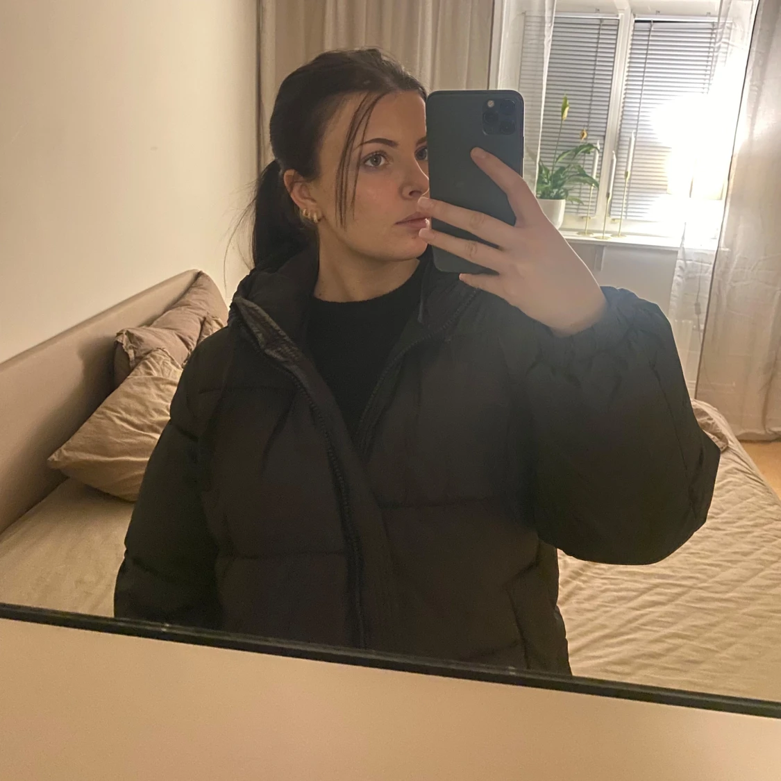 Svart pufferjacka med huva - 91