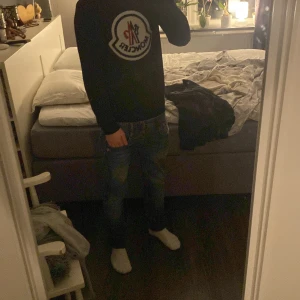 Moncler tröja - Skicka 8/10, inte äkta!!, inga taggar i tröjan därav priset, passar mig bra som är 178