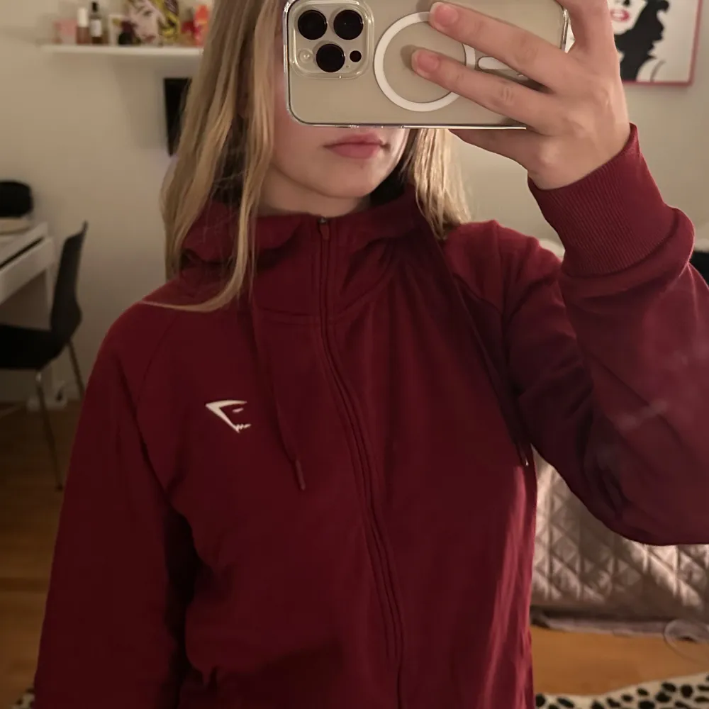 Så snygg zip hoodie från Gymshark, används tyvärr aldrig. I princip som ny då den bara är använd ett fåtal gånger!. Sportswear.