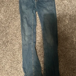 Blå jeans från Zara - Säljer Zara jeans som är använda ett fåtal gånger och har inga tecken på användning, passar tjejer i storlek 38 också💕