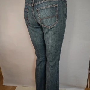 Polo Ralph Lauren jeans i bra skick - Säljer ett par klassiska blå jeans i bra skick. De har en straight passform och är perfekta för vardagsbruk. Jeansen har en knapp och dragkedja framtill samt fem fickor. Perfekta för både höst och vår! Använda endast en gång så i väldigt bra skick! 