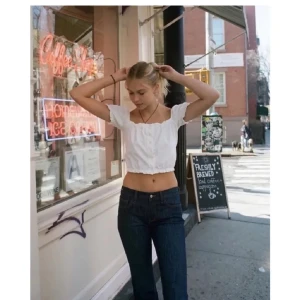 Brandy Melville Jeans - Säljer dessa skit snygga helt oanvända jeans från Brandy Melville med lappar kvar på, strl M! Melody 90s är modellen💋pris kan diskuteras!