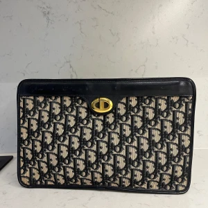 Dior Clutch - Säljer denna supersnygga vintage dior clutch, så fin och så rymlig. Köpt på Vestiaire Collective 2021, kvitto och dustbag finns 