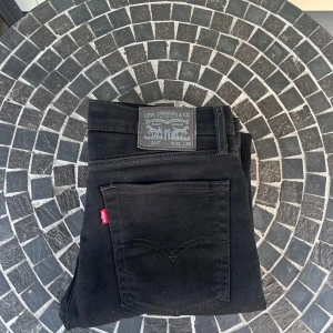 Svarta Levis jeans - Säljer ett par svarta Levis jeans i mycket bra skick. Modellen är 510 sitter slim, storlek 31/30,använd Max 10 gånger. Skriv om ni har fler frågor!🥳