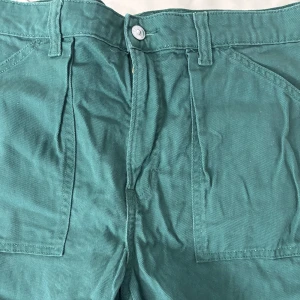 Gröna byxor med dragkedja - Säljer ett par gröna byxor i bra skick. 