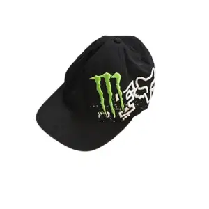 Cool svart keps med grönt Monster Energy-märke och vit Fox-logga. Perfekt för streetwear eller casual outfits. Flexfit-design för bekväm passform. Kepsen har en platt skärm och är i bra skick. Passar perfekt för dig som gillar att sticka ut!