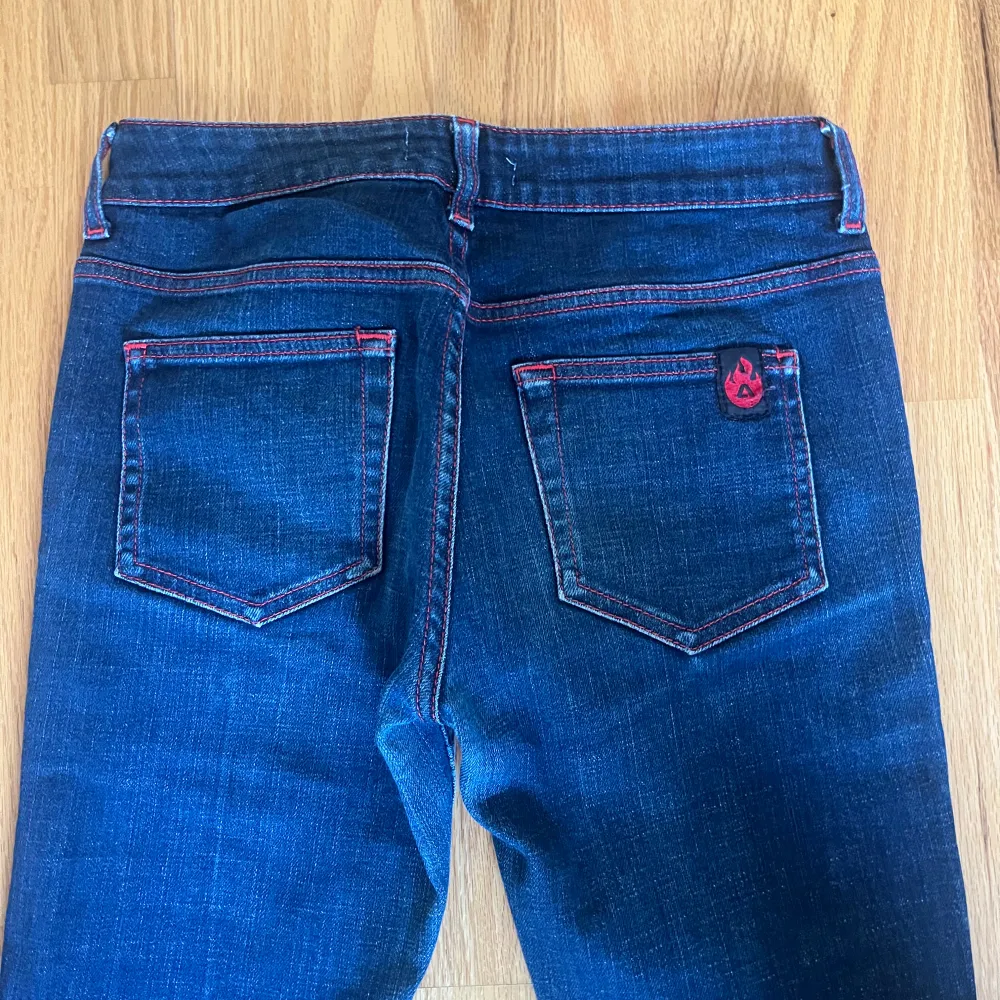 Säljer ett par snygga mörkblå jeans från Ance Studios i storlek 29/32. De har en tight passform och är lågmidjade. Vintage . Jeans & Byxor.