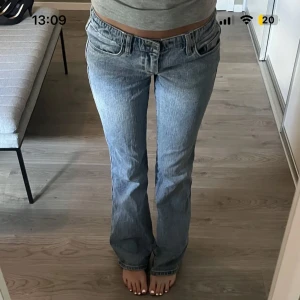 Lågmidjade bootcut jeans - snygga lågmidjade bootcut jeans i ljusblå denim från brandy som är slutsålda💗har klippt hål på insidan av midjebandet för att kunna tighta till dom men det är inget som syns utifrån eller när man har på sig dom💗 dom är i one size och passar mig som brukar ha xs eller w26/27 men dom är i väldigt  stretchigt material så dom passar alla från xxs- m typ!