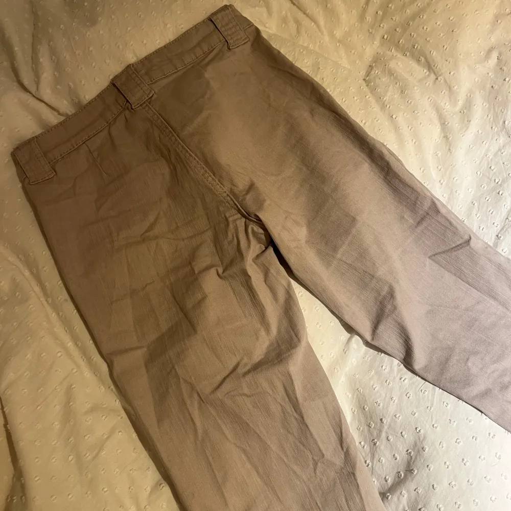 Säljer ett par snygga beige byxor från H&M Divided i storlek 36. Jätte fint skick! Jätte populära och helt slutsålda på hemsidan. . Jeans & Byxor.