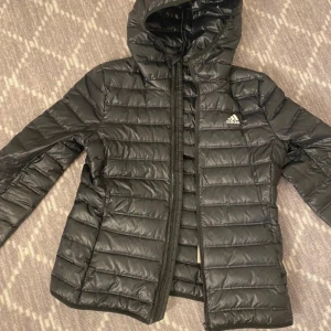 Jacka - Jacka från adidas köpt för något år sedan men knappt använd. Köptes för cirka 1000 men säljer för 300kr+Frakt🥰