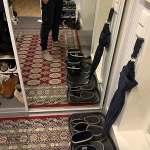 Mörkblåa mjukisbyxor från Stone Island - Säljer ett par mörkblå mjukisbyxor från Stone Island i bra skick. De är Stone island och passar xs och s i herrstorlek. Jag är 178. Ny pris 1800 kr 