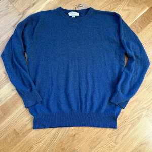 Kashmirtröja  - Säljer en CF kashmirtröja. Tröjan är använd men den är i bra skick. Pris kan eventuellt diskuteras. Skriv gärna för frågor.