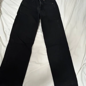 Svarta jeans - Svarta jeans från Gina tricot i storlek 36, skulle säga att dem är mindre i storlek. 