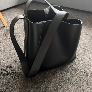 Svart väska  - Trendig stor svart väska från GinaTricot 🌸 den är mycket rymlig, den är väldigt rymlig! Det finns inga tecken på slitage och är inte använd mycket 💞