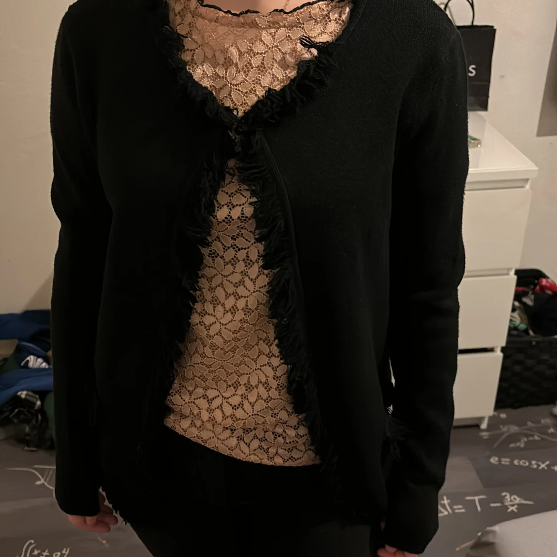 Svart kofta med spetsdetaljer - 90