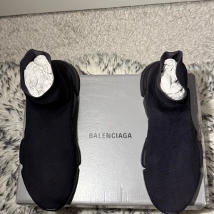 Svarta sneakers från Balenciaga - Säljer ett par svarta Balenciaga sneakers i mycket bra skick. De har en modern och stilren design med en strumpliknande passform. Perfekta för både vardag och fest! Kommer i originalkartong.