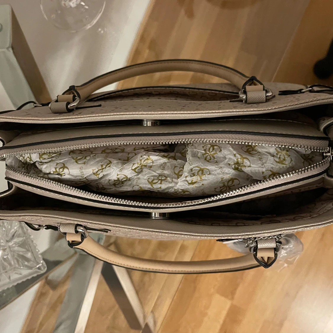 Beige handväska från Guess - 91