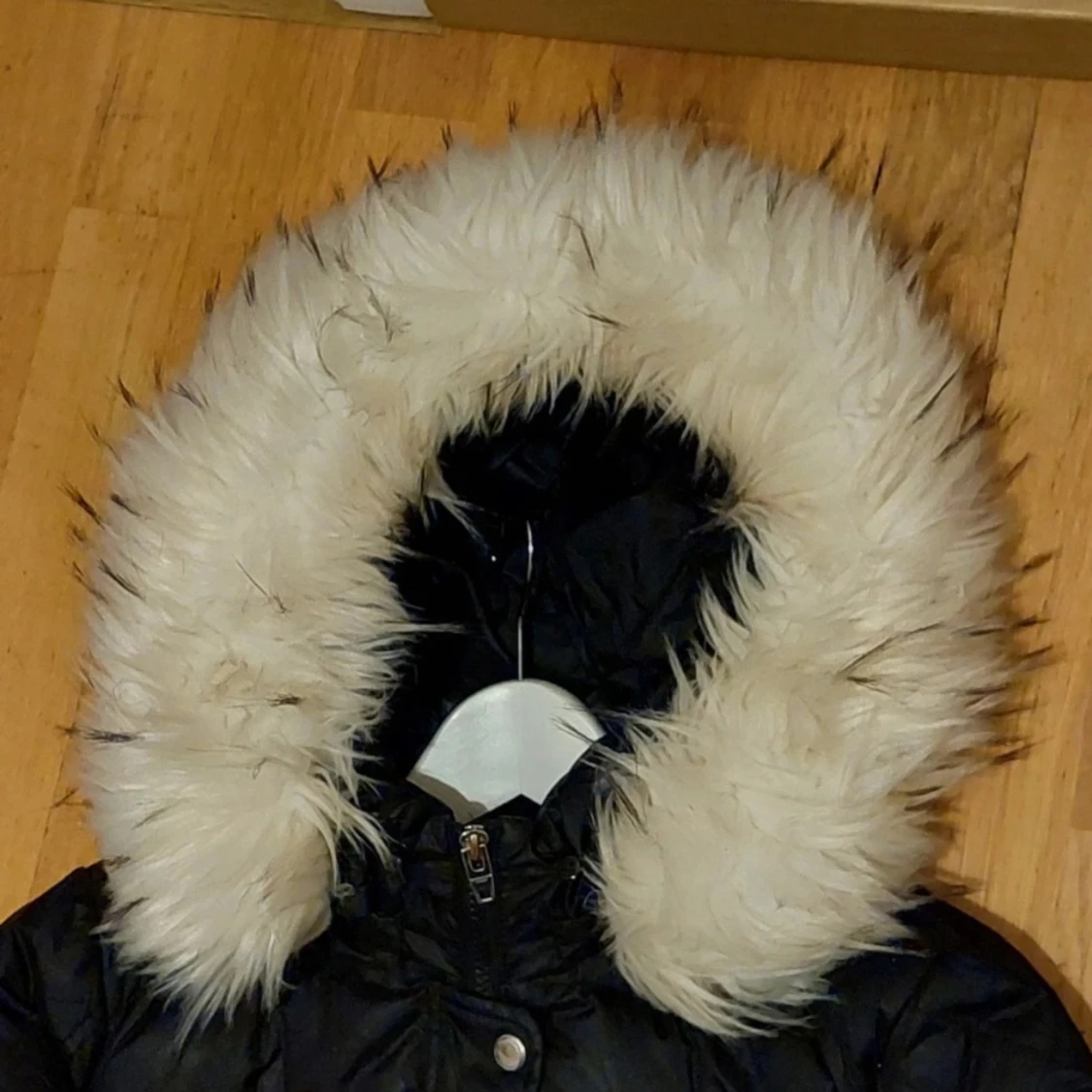 Svart dunjacka med pälsdetaljer - 91