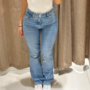 Zara jeans med bootcut - Säljer ett par snygga blå jeans i bootcut-stil. De är högmidjade och har en klassisk femficksdesign. Perfekta för både vardag och fest! 🦋 Från Zara, helt slutsålda. Sparsamt använda. Storlek 36/S.