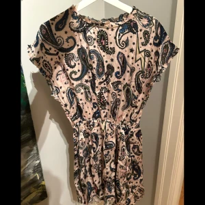 Mönstrad klänning från Zadig & Voltaire - Säljer en superfin klänning från Zadig & Voltaire. Klänningen har resår i midjan. Perfekt för både vardag och fest! Sista bilden är inte exakt i samma mönster men samma modell. Har använt kanske tre gånger. Storlek S/M