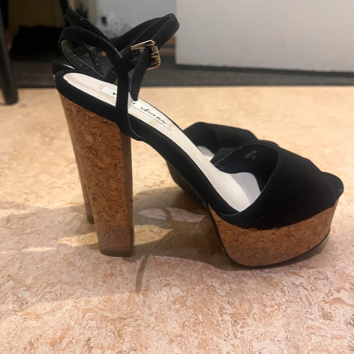 Svarta platåsandaler från NLY Shoes - 90