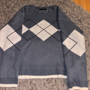 Blå stickad tröja med diamantmönster - Skön och oversized tjock tröja. Stickad och perfekt till hösten. Köpt från shein men är i utmärkt skick och har hög kvalitet.