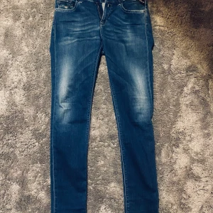Replay jeans W28 L30 - Säljer ett par snygga blå replay jeans i mycket bra skick. De har en slim passform och är perfekta för både vardag och fest. Klassisk design med fem fickor och dragkedja. Passar mellan 160-172