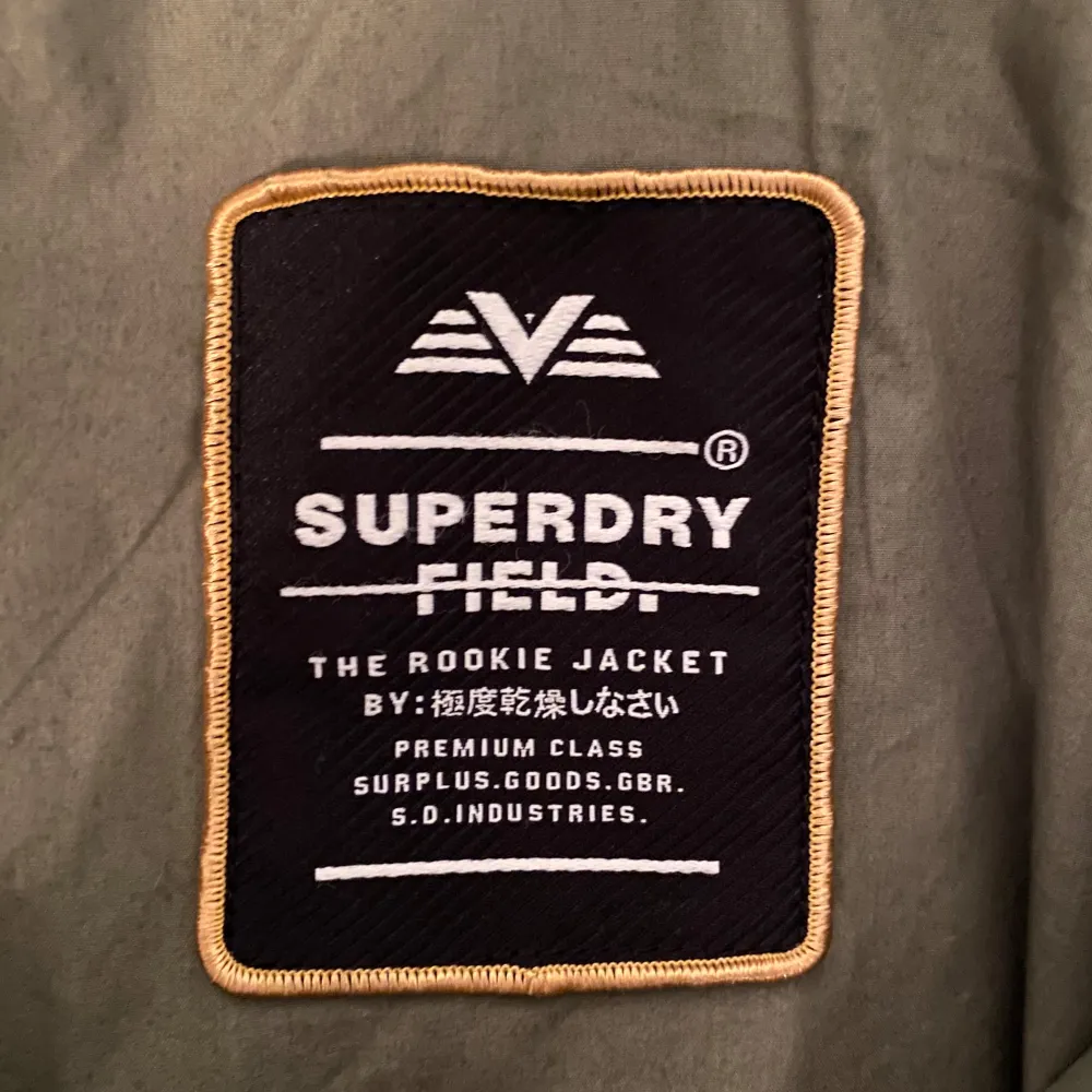 Säljer nu denna sjukt snygga field jackan från Superdry! 10/10 skick i storlek L. Modellen på bild är 190 lång. Nypris är ~1400kr. Hör av er vid funderingar!. Jackor.