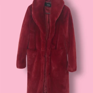 Kappa från Vero moda - Säljer en mörkröd kappa som är otroligt supermjuk (inte äkta päls)och varm. Den är köpt från Vero Moda och har ett ordinarie pris på 800 kronor, prislappen sitter kvar! Den är i storlek XS och är verkligen en vacker detalj i garderoben. Perfekt för kalla dagar!   Hör av dig om du är intresserad eller vill ha fler bilder!