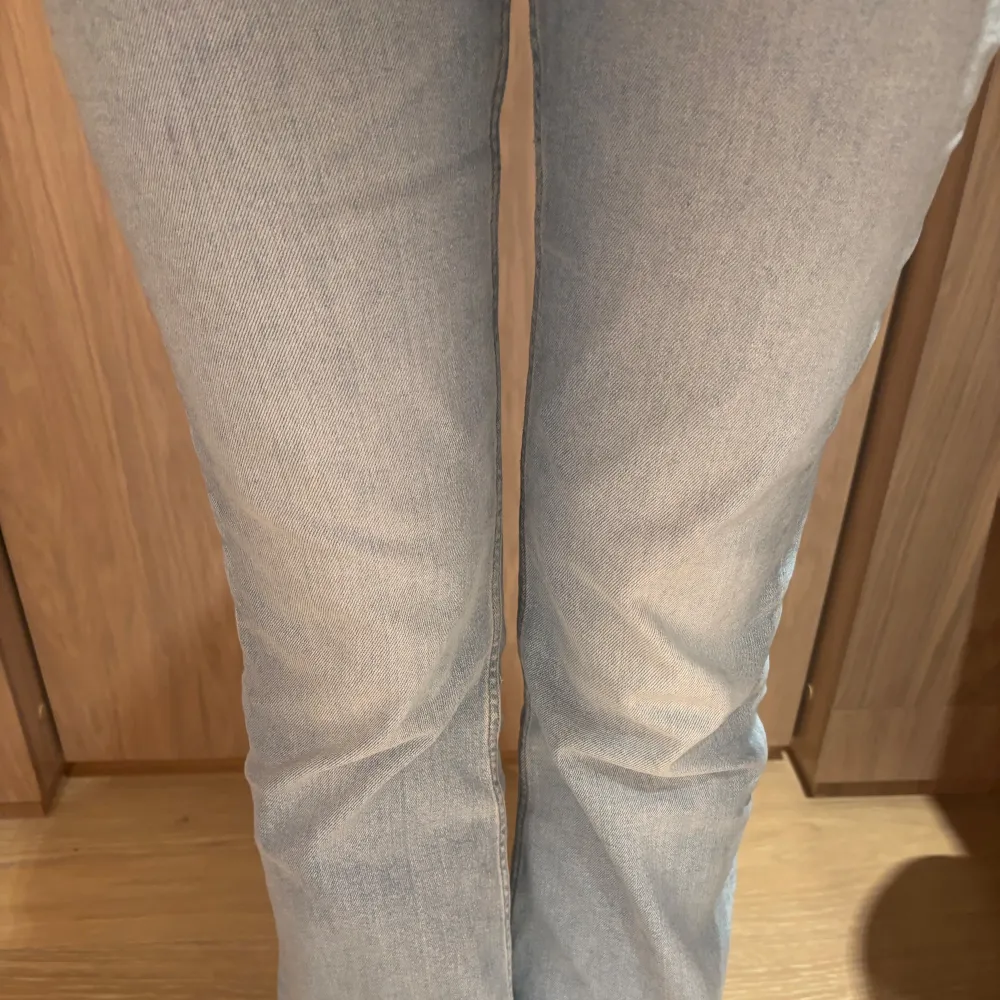 Jätte fina jeans i fin ljus tvätt. Finns inte på hemsidan. Jeans & Byxor.