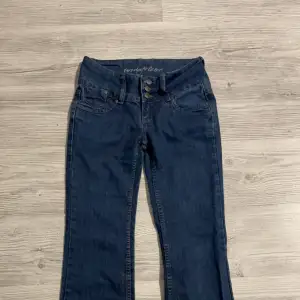 Säljer ett par snygga mörkblå bootcut jeans i bra skick. De har en låg midja och tre knappar fram för en cool look. Köpta på Vinted! Innerbenslängd: 78 cm midjemått rakt över: 37 cm. Hör av dig vid frågor!💞