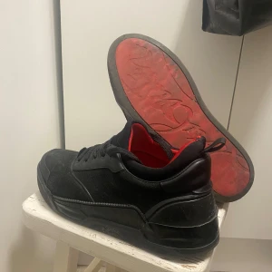 LBT skor - Säljer dessa riktigt unika loubs för att dom inte passar mig längre. Funkar till väldigt mycket, både finklädd och normalklädd. Vill du se unik ut med skor? Köp då dessa. Säljs för bra pris, tveka inte på att ställa frågor.