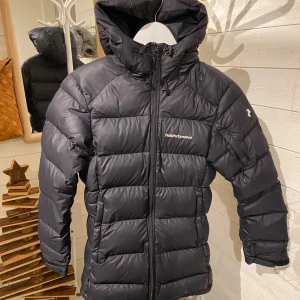 Svart dunjacka från Peak Performance - Säljer en svart dunjacka från Peak Performance i bra skick. Jackan är i XS men tyvärr har den en defekt där jag lagat ihop den med en lagningstejp men man ser den knappast. Dragkedjan har även gått sönder på en av fickorna mer går lätt att fixa . Nypris 2700kr. Priset kan sänkas 💕