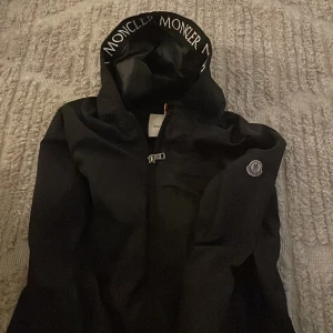 Moncler vindjacka svart - Storlek M/L . Mycket bra skick och knappt använd . Buda om ni vill 