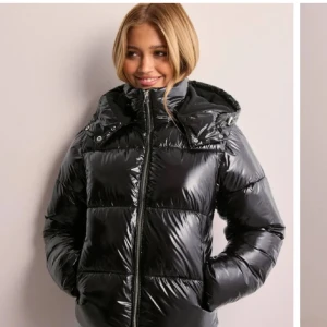 Svart glansig pufferjacka INTRESSKOLL - Intresekoll på en jätte fin vinterjacka som är jätte var sick. Perfekt för kalla vinterdagar. Har bara används 2 gånger. 