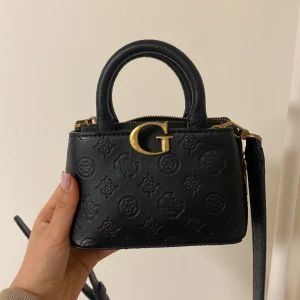 Svart handväska med guld detaljer jätte elegant  - Jätte fin och elegant! Fräsch nästan som ny